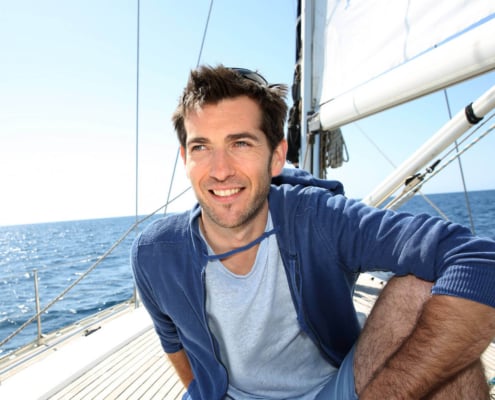 Why Thinning Hair in Men Starts Young - Causes and Solutions